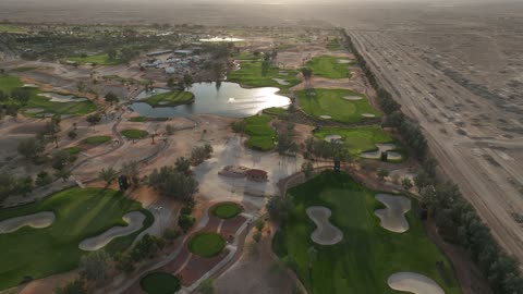 بركة مياه ضمن المساحات الخضراء، وجهة رائدة لرياضة الجولف في عام 2026، تصوير درون لملاعب عالمية وتستضيف بطولات دولية، النادي الدولي للجولف في الرياض لتعزيز السياحة الرياضية في المملكة العربية السعودية، أبرز اللاعبين العالميين