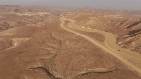 الجبال الصخرية الصحراوية، المناظر الطبيعية والرمال الذهبية الناعمة في الصحراء، الكثبان الذهبية الناعمة والتضاريس الطبيعية في المملكة العربية السعودية، تشكيلات صخرية في الصحراء العربية السعودية، خلفية الطبيعة