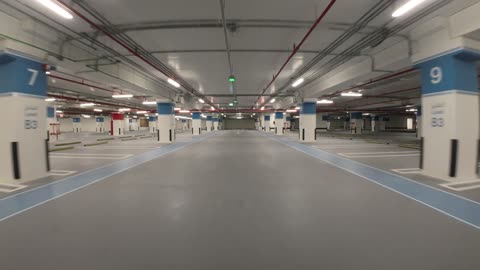 مرآب حديث تحت الأرض متعدد الطوابق في المملكة العربية السعودية، نظام توجيه آلي لمواقف السيارات، تُستخدم هذه المرافق في المراكز التجارية الكبرى أو المطارات أو الأماكن العامة، أسقف عالية وأعمدة زرقاء