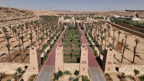 القرية التراثية والمباني الاثرية، بيئة طبيعية هادئة بعيدة, مركز ومعلم ثقافي سياحي تاريخي سعودي مشهور في وقت الليل، منتزه ومطل البجيري المضاء في النهار، مشروع تطوير الدرعية التاريخية في مدينة الرياض بالمملكة العربية السعودية