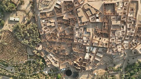 الأشجار والنباتات الخضراء في المناطق الجبلية, مركز ومعلم ثقافي سياحي تاريخي سعودي مشهور في وقت الليل، منتزه ومطل البجيري المضاء في النهار، مشروع تطوير الدرعية التاريخية في مدينة الرياض بالمملكة العربية السعودية، القرية التراثية والمباني الاثرية