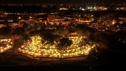 لقطة في وقت الليل لمدينة مضاءة الدرعية, مركز ومعلم ثقافي سياحي تاريخي سعودي مشهور في وقت الليل، منتزه ومطل البجيري المضاء في النهار، مشروع تطوير الدرعية التاريخية في مدينة الرياض بالمملكة العربية السعودية، القرية التراثية والمباني الاثرية