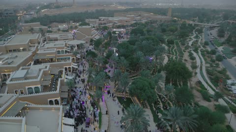 منتزه ومطل البجيري المضاء في النهار، زراعة النباتات وأشجار النخيل الخضراء, مشروع تطوير الدرعية التاريخية في مدينة الرياض بالمملكة العربية السعودية، مركز ومعلم ثقافي سياحي تاريخي سعودي مشهور، القرية التراثية والمباني الاثرية