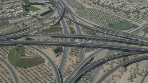 أفق مدينة الرياض ، عاصمة الرياض، النمو والتطور العمراني ، طرق وشوارع ومعالم الرياض المشهورة، حركة مرور السيارات، تصوير درون للأبراج وناطحات السحاب  في مدينة الرياض في المملكة العربية السعودية، الفن الهندسي المعماري