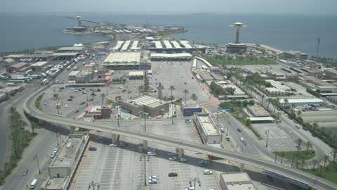 جسر الملك فهد الذي يربط بين المملكة العربية السعودية ومملكة البحرين، النمو والتطور العمراني ، طرق وشوارع ومعالم الرياض المشهورة، حركة مرور السيارات، الأبراج وناطحات السحاب  في مدينة الرياض في المملكة العربية السعودية، الفن الهندسي المعماري