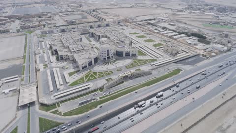 النمو والتطور العمراني ، طرق وشوارع ومعالم الرياض المشهورة، حركة مرور السيارات، تصوير درون للأبراج وناطحات السحاب في مدينة الرياض في المملكة العربية السعودية، الفن الهندسي المعماري، عاصمة الرياض ، أفق مدينة الرياض