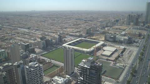 طرق وشوارع ومعالم الرياض المشهورة، حركة مرور السيارات، تصوير درون للأبراج وناطحات السحاب في مدينة الرياض في المملكة العربية السعودية، النمو والتطور العمراني ،الفن الهندسي المعماري، عاصمة الرياض ، أفق مدينة الرياض