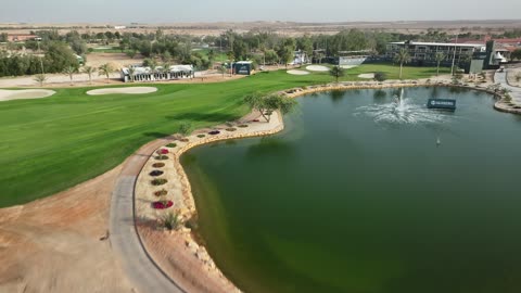 الاستمتاع بلعب الجولف حتى بعد غروب الشمس، النادي الدولي للجولف في الرياض لتعزيز السياحة الرياضية في المملكة العربية السعودية، وجود المساحات الخضراء، وجهة رائدة لرياضة الجولف في عام 2026، تصوير درون لملاعب عالمية وتستضيف بطولات دولية