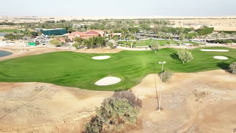 واحة ترفيهية واجتماعية ، النادي الدولي للجولف في الرياض لتعزيز السياحة الرياضية في المملكة العربية السعودية، وجود المساحات الخضراء، وجهة رائدة لرياضة الجولف في عام 2026، تصوير درون لملاعب عالمية وتستضيف بطولات دولية