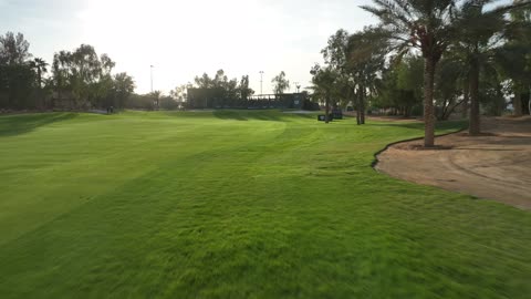 إطلالات على المناظر الطبيعية الجبلية الخضراء، النادي الدولي للجولف في الرياض لتعزيز السياحة الرياضية في المملكة العربية السعودية، وجود المساحات الخضراء، وجهة رائدة لرياضة الجولف في عام 2026، تصوير درون لملاعب عالمية وتستضيف بطولات دولية، أبرز اللاعبين العالميين