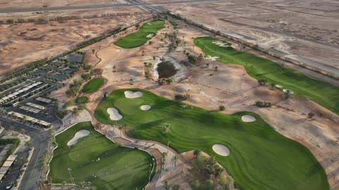 تجربة جولف فريدة وصديقة للبيئة، النادي الدولي للجولف في الرياض لتعزيز السياحة الرياضية في المملكة العربية السعودية، وجود المساحات الخضراء، وجهة رائدة لرياضة الجولف في عام 2026، تصوير درون لملاعب عالمية وتستضيف بطولات دولية، أبرز اللاعبين العالميين