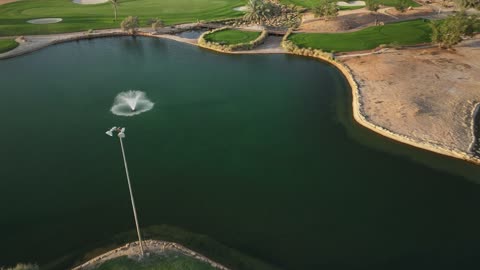 بركة مياه ضمن المساحات الخضراء، وجهة رائدة لرياضة الجولف في عام 2026، تصوير درون لملاعب عالمية وتستضيف بطولات دولية، النادي الدولي للجولف في الرياض لتعزيز السياحة الرياضية في المملكة العربية السعودية، أبرز اللاعبين العالميين