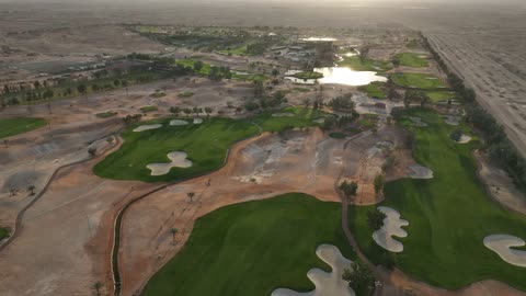 وجهة رائدة لرياضة الجولف في عام 2026، تصوير درون لملاعب عالمية وتستضيف بطولات دولية، النادي الدولي للجولف في الرياض لتعزيز السياحة الرياضية في المملكة العربية السعودية، أبرز اللاعبين العالميين، برامج تعليمية وتدريبية للمبتدئين والمحترفين