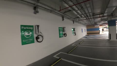 نظام توجيه آلي لمواقف السيارات، مرآب حديث تحت الأرض متعدد الطوابق في المملكة العربية السعودية، تُستخدم هذه المرافق في المراكز التجارية الكبرى أو المطارات أو الأماكن العامة، أسقف عالية وأعمدة زرقاء