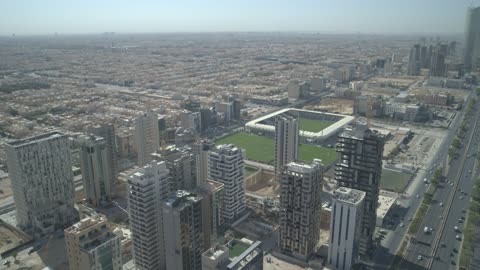 المنطقة المحيطة حضرية وكثيفة بالمباني، النمو والتطور العمراني ، طرق وشوارع ومعالم الرياض المشهورة، حركة مرور السيارات، الأبراج وناطحات السحاب  في مدينة الرياض في المملكة العربية السعودية، الفن الهندسي المعماري