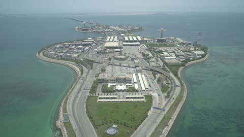 جسر الملك فهد الذي يربط بين المملكة العربية السعودية ومملكة البحرين، النمو والتطور العمراني ، طرق وشوارع ومعالم الرياض المشهورة، حركة مرور السيارات، الأبراج وناطحات السحاب  في مدينة الرياض في المملكة العربية السعودية، الفن الهندسي المعماري