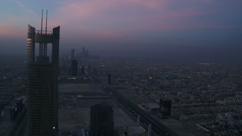أفق مدينة الرياض ، عاصمة الرياض، النمو والتطور العمراني ، طرق وشوارع ومعالم الرياض المشهورة، حركة مرور السيارات، تصوير درون للأبراج وناطحات السحاب  في مدينة الرياض في المملكة العربية السعودية، الفن الهندسي المعماري