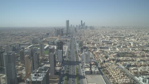 طرق وشوارع ومعالم الرياض المشهورة، حركة مرور السيارات، تصوير درون للأبراج وناطحات السحاب في مدينة الرياض في المملكة العربية السعودية، النمو والتطور العمراني ،الفن الهندسي المعماري، عاصمة الرياض ، أفق مدينة الرياض