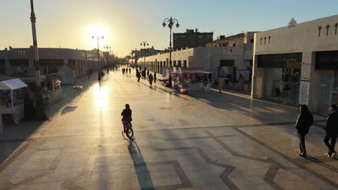 يضم السوق محلات للإلكترونيات، تتوفر خدمات ومرافق دورات المياه ومواقف السيارات، يجمع السوق بين الأصالة والتراث، تصوير السوق العام بتبوك في المملكة العربية السعودية، تنوع متاجر وأسعار مناسبة، توفر كل ما يحتاجه الزائر