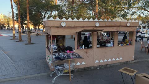 شارع حيوي مخصص للمشاة ، تتوفر خدمات ومرافق دورات المياه ومواقف السيارات، يجمع السوق بين الأصالة والتراث، تصوير السوق العام بتبوك في المملكة العربية السعودية، تنوع متاجر وأسعار مناسبة، توفر كل ما يحتاجه الزائر