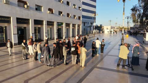 يضم السوق محلات للإلكترونيات، تتوفر خدمات ومرافق دورات المياه ومواقف السيارات، يجمع السوق بين الأصالة والتراث، تصوير السوق العام بتبوك في المملكة العربية السعودية، تنوع متاجر وأسعار مناسبة، توفر كل ما يحتاجه الزائر