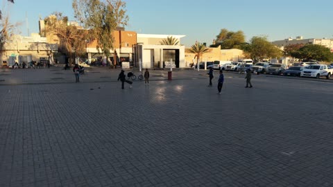 يتميز بوجود قلعة تبوك التراثية في نهايته، تتوفر خدمات ومرافق دورات المياه ومواقف السيارات، يجمع السوق بين الأصالة والتراث، تصوير السوق العام بتبوك في المملكة العربية السعودية، تنوع متاجر وأسعار مناسبة، توفر كل ما يحتاجه الزائر