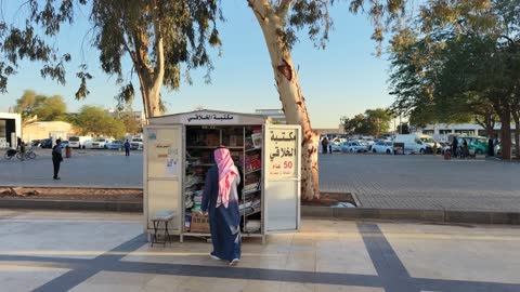 تواجد مجموعة من الأكشاك في الممشى، تتوفر خدمات ومرافق دورات المياه ومواقف السيارات، يجمع السوق بين الأصالة والتراث، تصوير السوق العام بتبوك في المملكة العربية السعودية، تنوع متاجر وأسعار مناسبة، توفر كل ما يحتاجه الزائر