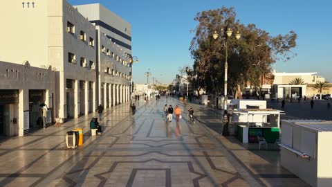 ازدحام سكان بين المتاجر الموجودة، تتوفر خدمات ومرافق دورات المياه ومواقف السيارات، يجمع السوق بين الأصالة والتراث، تصوير السوق العام بتبوك في المملكة العربية السعودية، تنوع متاجر وأسعار مناسبة، توفر كل ما يحتاجه الزائر