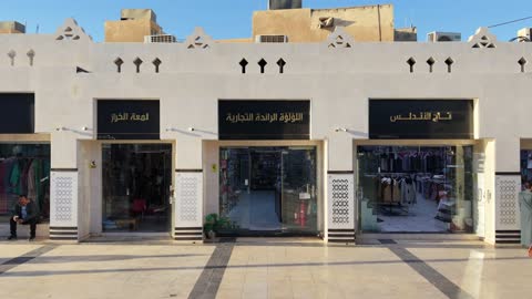 محلات وعلامات تجارية، يجمع السوق بين الأصالة والتراث، تصوير السوق العام بتبوك في المملكة العربية السعودية، تنوع متاجر وأسعار مناسبة، توفر كل ما يحتاجه الزائر، تتوفر خدمات ومرافق دورات المياه ومواقف السيارات