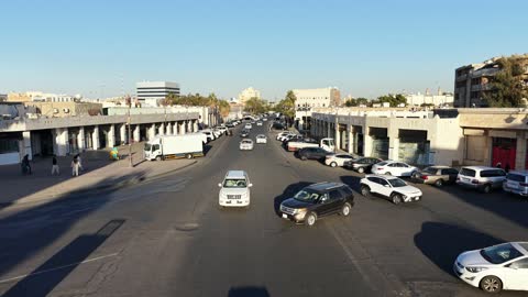 السوق العام بتبوك في المملكة العربية السعودية، تصوير لحركة المرور في شوارع المنطقة، تنوع متاجر وأسعار مناسبة، يجمع السوق بين الأصالة والتراث، توفر كل ما يحتاجه الزائر، تتوفر خدمات ومرافق دورات المياه ومواقف السيارات