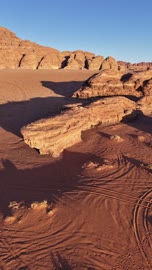 صحراء منطقة بجدة نيوم في شمال غرب المملكة العربية السعودية ، تصوير درون للجبال ذات التكوينات الصخرية في منطقة تبوك ، معالم سياحية في المملكة العربية السعودية