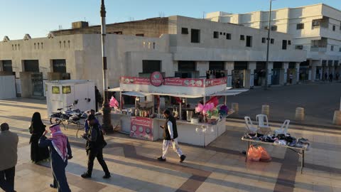 شارع حيوي مخصص للمشاة ، تتوفر خدمات ومرافق دورات المياه ومواقف السيارات، يجمع السوق بين الأصالة والتراث، تصوير السوق العام بتبوك في المملكة العربية السعودية، تنوع متاجر وأسعار مناسبة، توفر كل ما يحتاجه الزائر