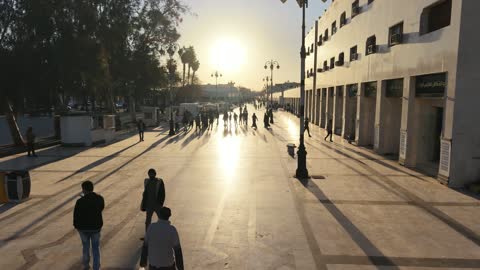 الممشى وقت غروب الشمس ، تتوفر خدمات ومرافق دورات المياه ومواقف السيارات، يجمع السوق بين الأصالة والتراث، تصوير السوق العام بتبوك في المملكة العربية السعودية، تنوع متاجر وأسعار مناسبة، توفر كل ما يحتاجه الزائر