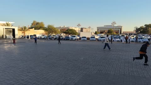 يتميز بوجود قلعة تبوك التراثية في نهايته، تتوفر خدمات ومرافق دورات المياه ومواقف السيارات، يجمع السوق بين الأصالة والتراث، تصوير السوق العام بتبوك في المملكة العربية السعودية، تنوع متاجر وأسعار مناسبة، توفر كل ما يحتاجه الزائر