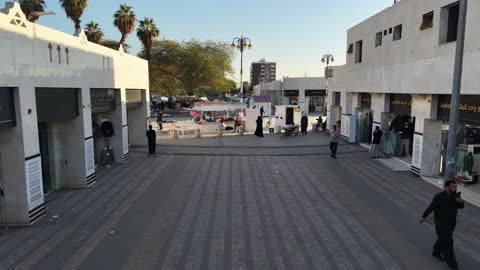 ازدحام سكان بين المتاجر الموجودة، تتوفر خدمات ومرافق دورات المياه ومواقف السيارات، يجمع السوق بين الأصالة والتراث، تصوير السوق العام بتبوك في المملكة العربية السعودية، تنوع متاجر وأسعار مناسبة، توفر كل ما يحتاجه الزائر