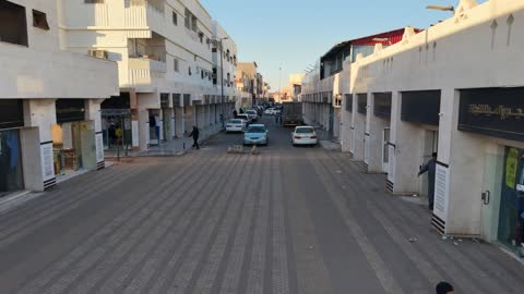 أكشاك متنوعة لبيع الحاجات، تتوفر خدمات ومرافق دورات المياه ومواقف السيارات، يجمع السوق بين الأصالة والتراث، تصوير السوق العام بتبوك في المملكة العربية السعودية، تنوع متاجر وأسعار مناسبة، توفر كل ما يحتاجه الزائر