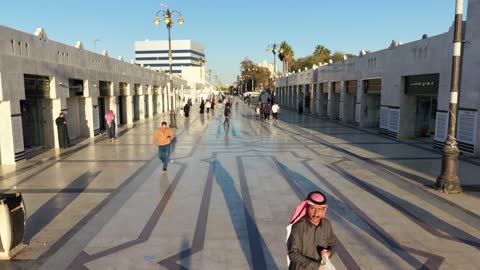 ممشى وسط السوق، تتوفر خدمات ومرافق دورات المياه ومواقف السيارات، يجمع السوق بين الأصالة والتراث، تصوير السوق العام بتبوك في المملكة العربية السعودية، تنوع متاجر وأسعار مناسبة، توفر كل ما يحتاجه الزائر