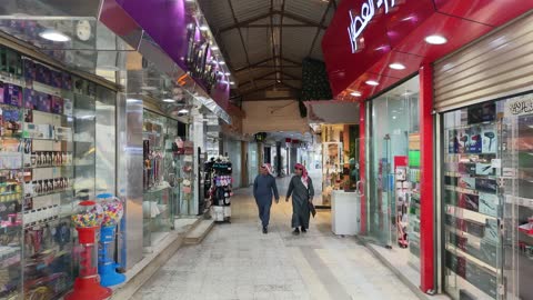 بضائع وسلع متنوعى تخدم الاحتياج، يجمع السوق بين الأصالة والتراث، تصوير السوق العام بتبوك في المملكة العربية السعودية، تنوع متاجر وأسعار مناسبة، توفر كل ما يحتاجه الزائر، تتوفر خدمات ومرافق دورات المياه ومواقف السيارات