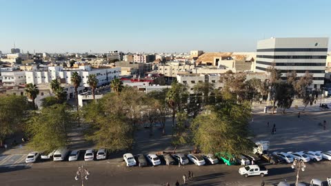 السوق العام بتبوك في المملكة العربية السعودية، تصوير لحركة المرور في شوارع المنطقة، تنوع متاجر وأسعار مناسبة، يجمع السوق بين الأصالة والتراث، توفر كل ما يحتاجه الزائر، تتوفر خدمات ومرافق دورات المياه ومواقف السيارات