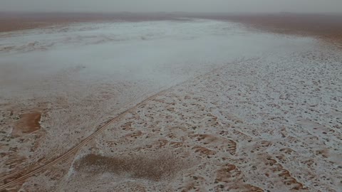 أجواء الثلجية الباردة، جبال مغطا بالثلوج وتشكيلات جبلية، معالم حضارية سياحية في المملكة العربية السعودية، سماء ملبدة بالغيوم ، سلسلة حائل عروس الشمال تكسوها الثلوج، تصوير درون جوي للتكوينات الصخرية