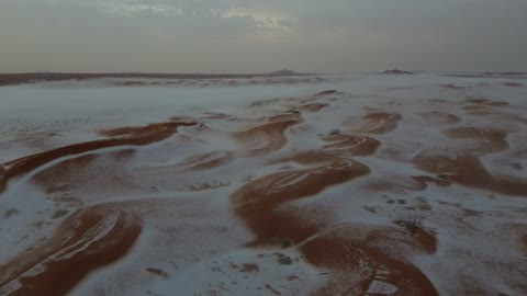 معالم حضارية سياحية في المملكة العربية السعودية، سماء ملبدة بالغيوم ، أجواء الثلجية الباردة، سلسلة حائل عروس الشمال تكسوها الثلوج، جبال منحوتة وتشكيلات جبلية، تصوير درون جوي للتكوينات الصخرية
