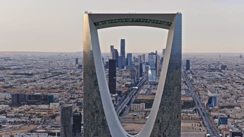 مدينة الرياض في وقت النهار، الأبراج وناطحات السحاب، عاصمة الرياض، معالم الرياض السياحية الشهيرة في المملكة العربية السعودية، أفق مدينة الرياض، طريق الملك فهد بالرياض، برج المملكة