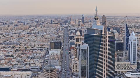 الأبراج وناطحات السحاب، مدينة الرياض في وقت النهار، عاصمة الرياض، معالم الرياض السياحية الشهيرة في المملكة العربية السعودية، أفق مدينة الرياض، طريق الملك فهد بالرياض، برج المملكة