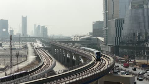 وسائل المواصلات والتنقل الحديثة، شبكة المواصلات والحركة المرورية في العاصمة, مكان ومعلم سياحي مشهور في المملكة العربية السعودية، الاهتمام بالنقل والخدمة اللوجستية، الفن الهندسي المعماري لمركز المدينة المالية