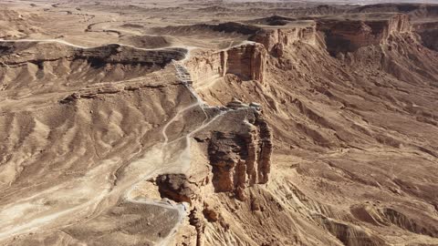 التكوينات والتشكيلات الصخرية والمناظر الطبيعية في المناطق الصحراوية، المعالم والأماكن السياحية الطبيعية المشهورة في المملكة العربية السعودية، سلسلة جبال طويق في نجد، حافة نهاية العالم الجبلية في مدينة الرياض