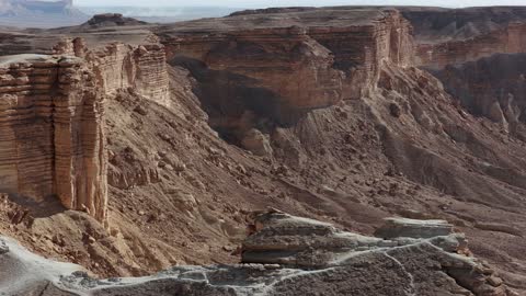 المناظر الطبيعية الجبلية الصحراوية في السعودية، التكوينات والتشكيلات الصخرية والتكوينات الصخرية، المعالم والأماكن السياحية الطبيعية المشهورة في المملكة العربية السعودية، سلسلة جبال طويق في نجد، حافة نهاية العالم الجبلية في مدينة الرياض