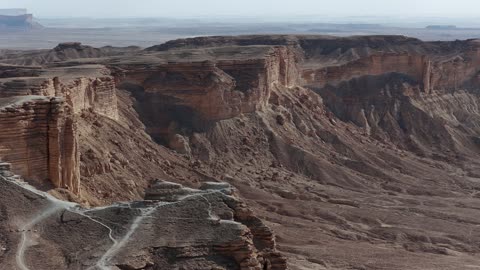 المناظر الطبيعية الجبلية الصحراوية في السعودية، التكوينات والتشكيلات الصخرية والتكوينات الصخرية، المعالم والأماكن السياحية الطبيعية المشهورة في المملكة العربية السعودية، سلسلة جبال طويق في نجد، حافة نهاية العالم الجبلية في مدينة الرياض