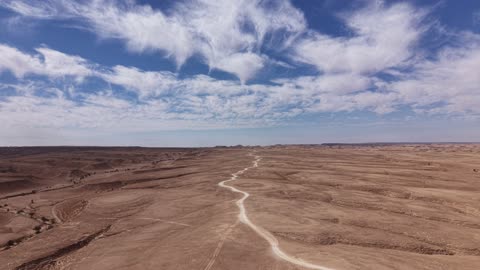 المعالم والأماكن السياحية الطبيعية المشهورة في المملكة العربية السعودية، سلسلة جبال طويق في نجد، حافة نهاية العالم الجبلية في مدينة الرياض، التكوينات والتشكيلات الصخرية والمناظر الطبيعية في المناطق الصحراوية