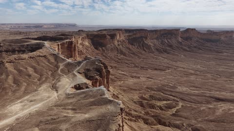 سلسلة جبال طويق في نجد، حافة نهاية العالم الجبلية في مدينة الرياض، المعالم والأماكن السياحية الطبيعية المشهورة في المملكة العربية السعودية، التكوينات والتشكيلات الصخرية والمناظر الطبيعية في المناطق الصحراوية
