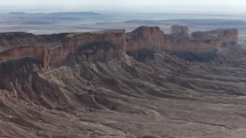 حافة نهاية العالم الجبلية في مدينة الرياض، سلسلة جبال طويق في نجد، المعالم والأماكن السياحية الطبيعية المشهورة في المملكة العربية السعودية، التكوينات والتشكيلات الصخرية والمناظر الطبيعية في المناطق الصحراوية